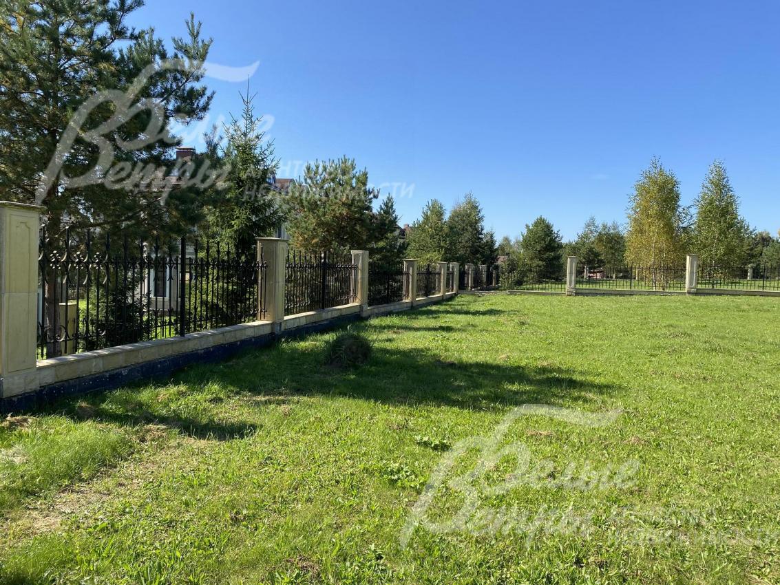 Кованый забор по периметру участка