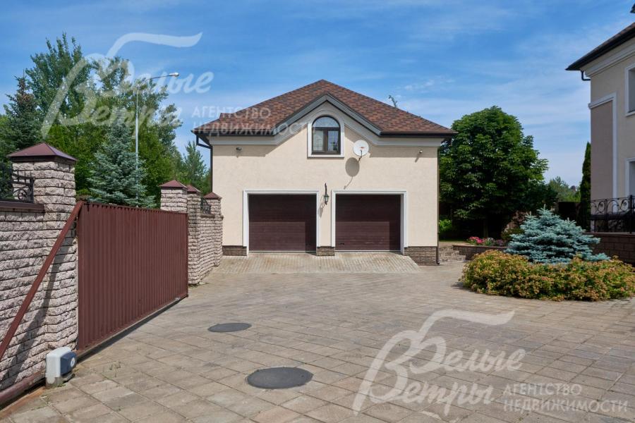 На участке - гараж для двух автомобилей с квартирой персонала на втором этаже