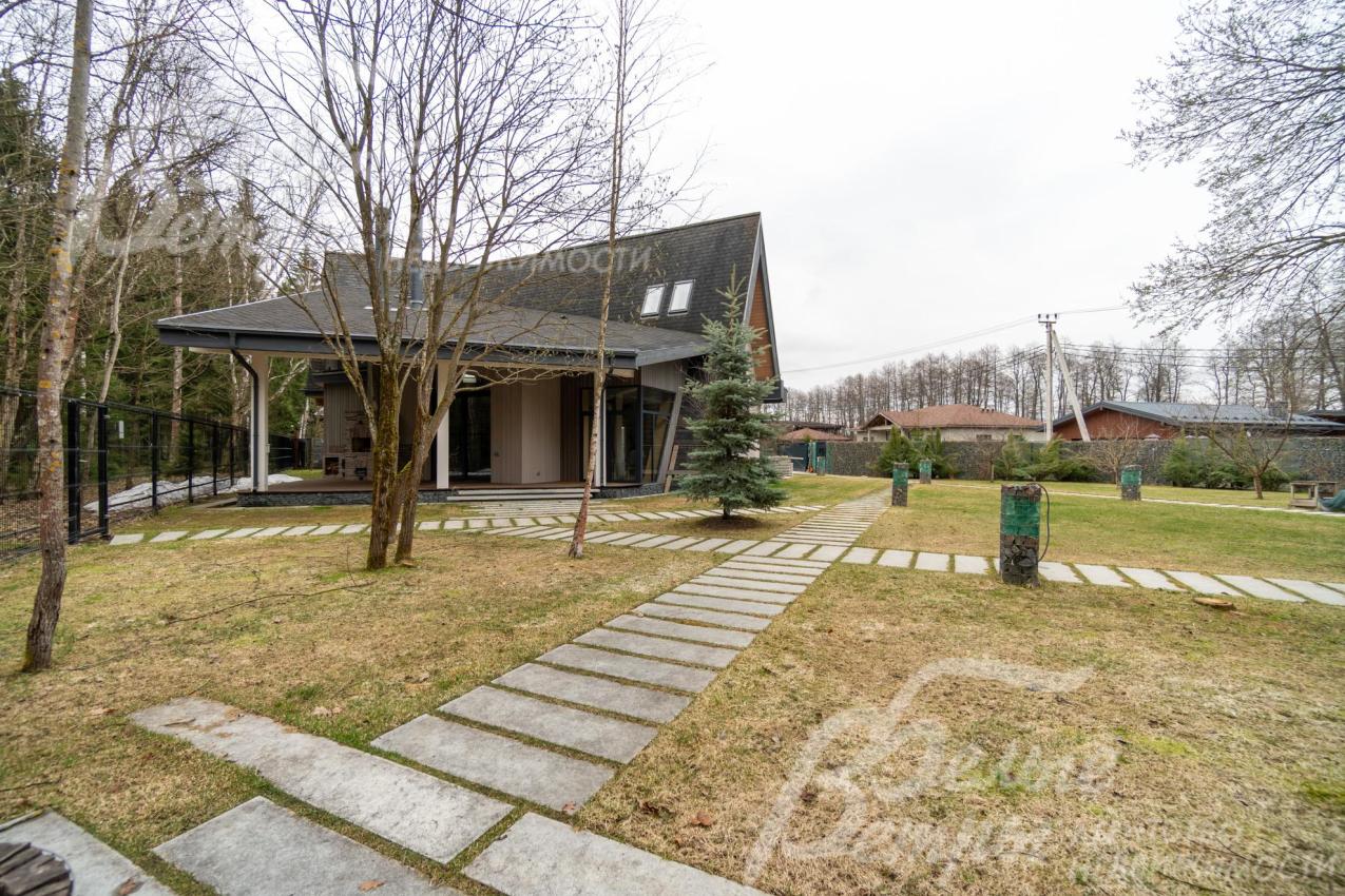 Прозрачные секции ограждения не нарушают визуальную целостность ландшафтного дизайна. На участке есть калитка в лес