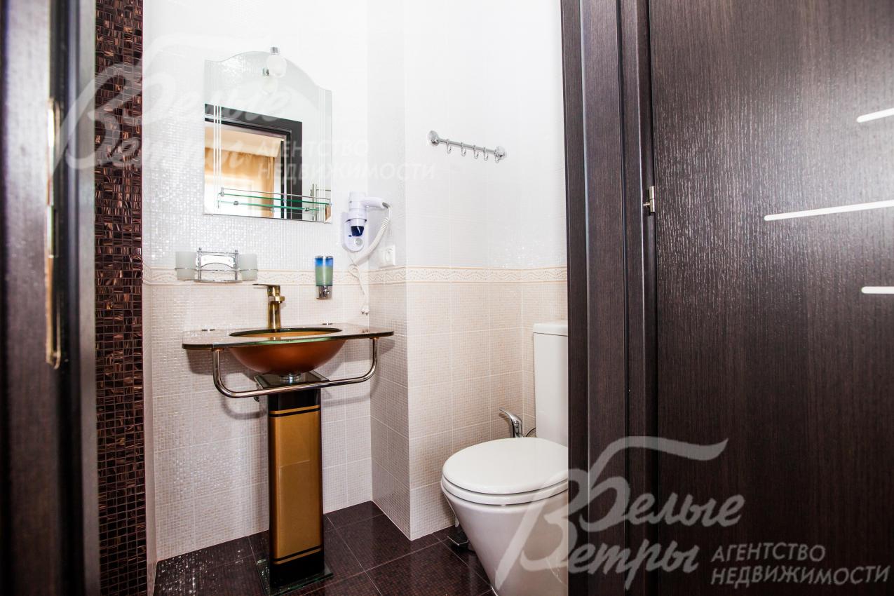 В санузлах на полу плитка с водяным подогревом