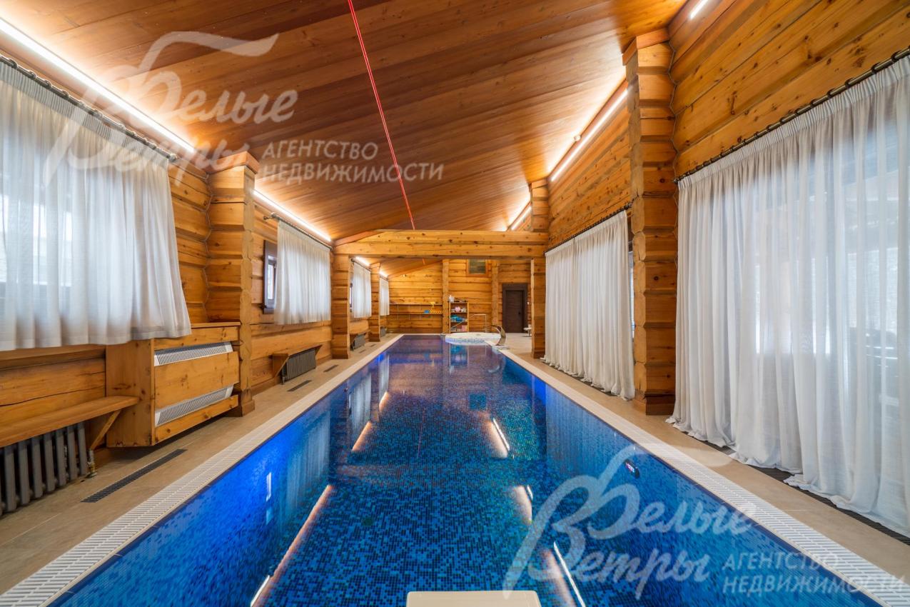 В бассейне своя система вентиляции с осушителями воздуха