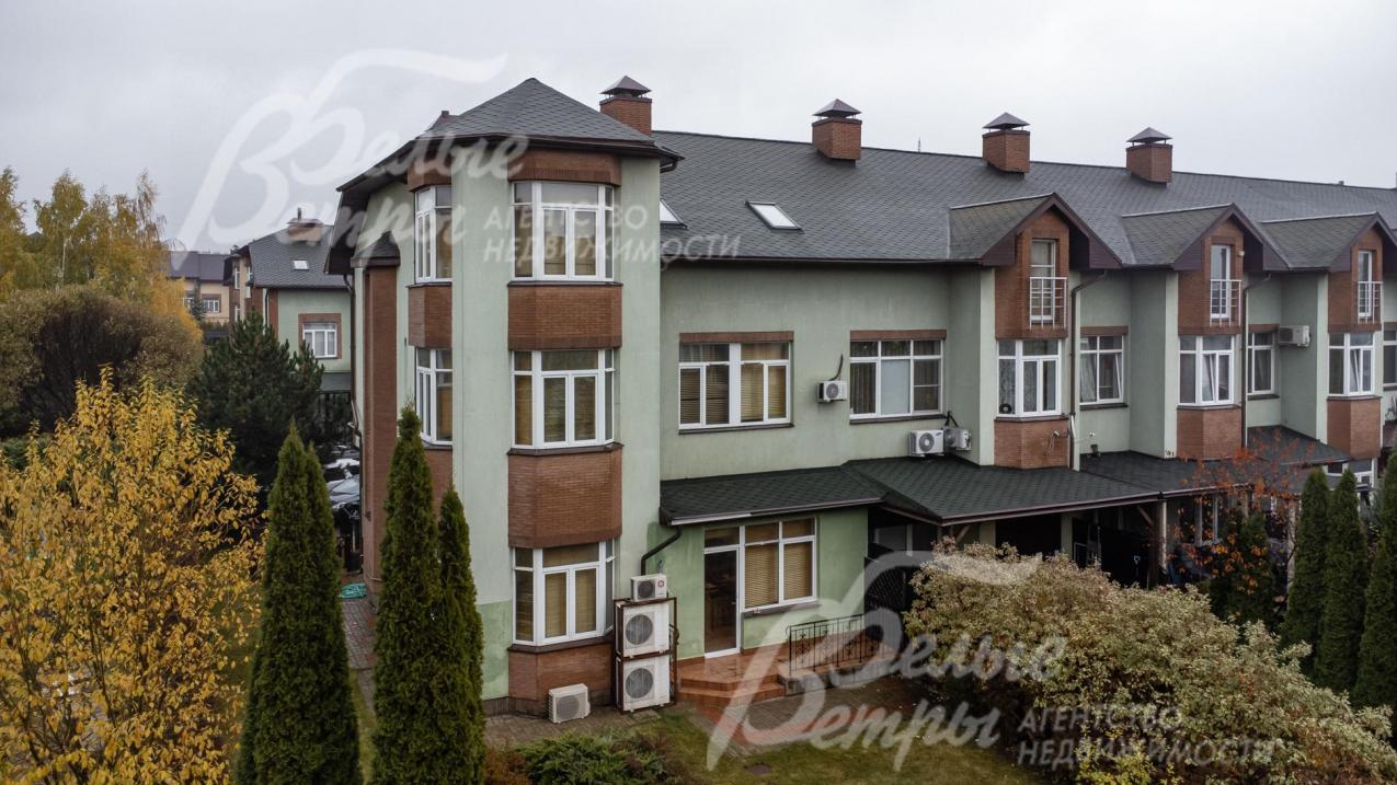 Выход из гостиной на небольшую веранду