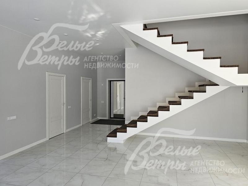 Двери межкомнатные ламинированные, лестница монолитная.