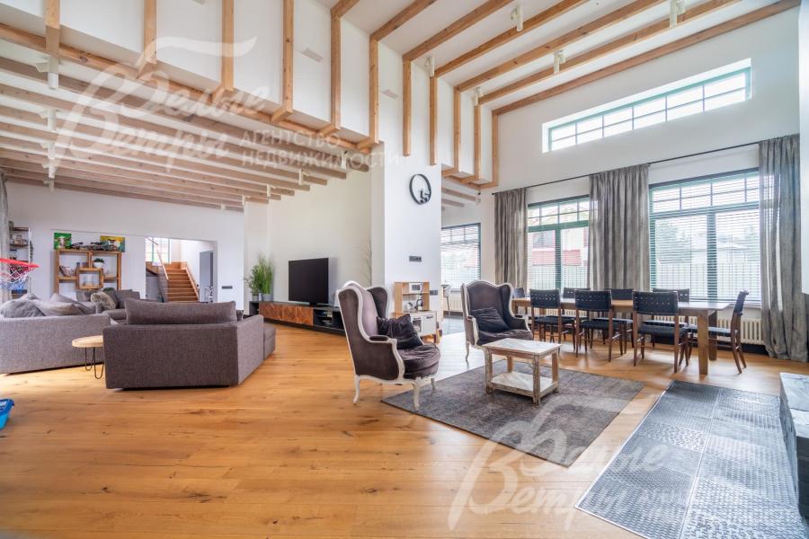 В гостиной установлены диванная и столовая группы