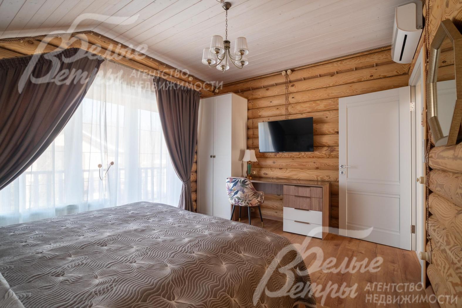 Бревенчатые стены и потолок из дерева в спальнях создают атмосферу уютного загородного тепла и близости к природе