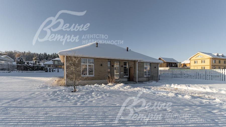 Современный дом с мебелью на участке площадью 13 соток в коттеджном поселке Изумрудная долина