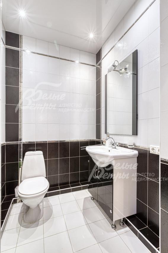 Санузел на первом этаже с плиткой в классической чёрно-белой гамме