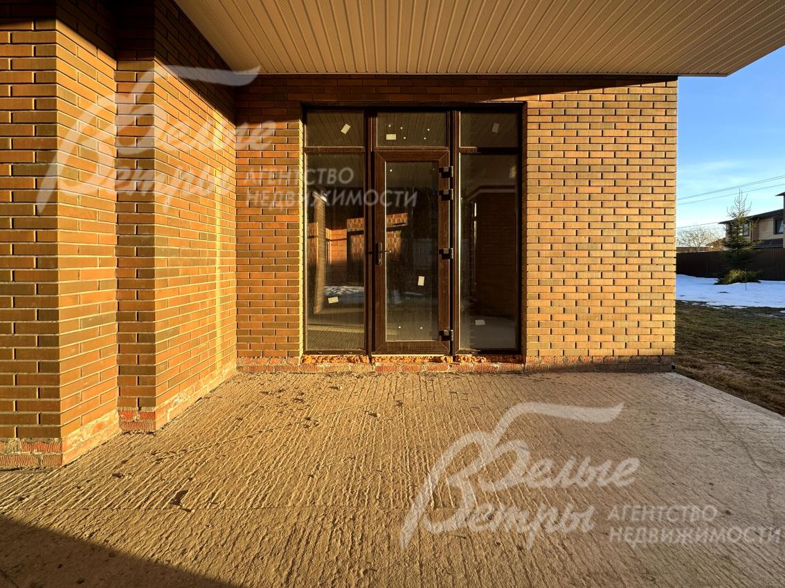 Установлена входная дверь с терморазрывом трёхсекционной конструкции со стеклопакетами в центральной части и боковых створках