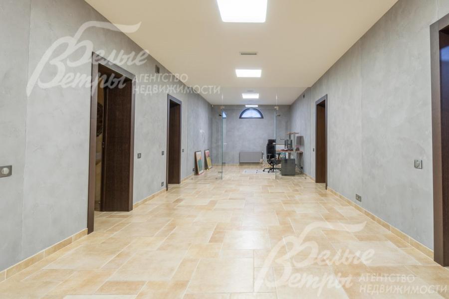 Холл цокольного этажа. В конце него - кабинет с оборудованным рабочим местом и со стеклянной дверью