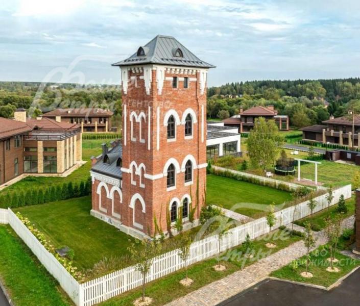 Старинное архитектурное сооружение - водонапорная башня