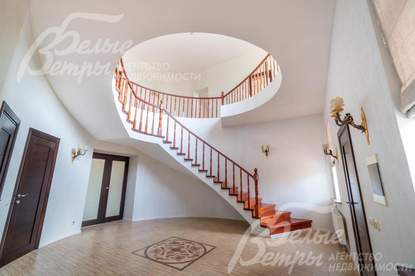 В холле дома - второй свет 