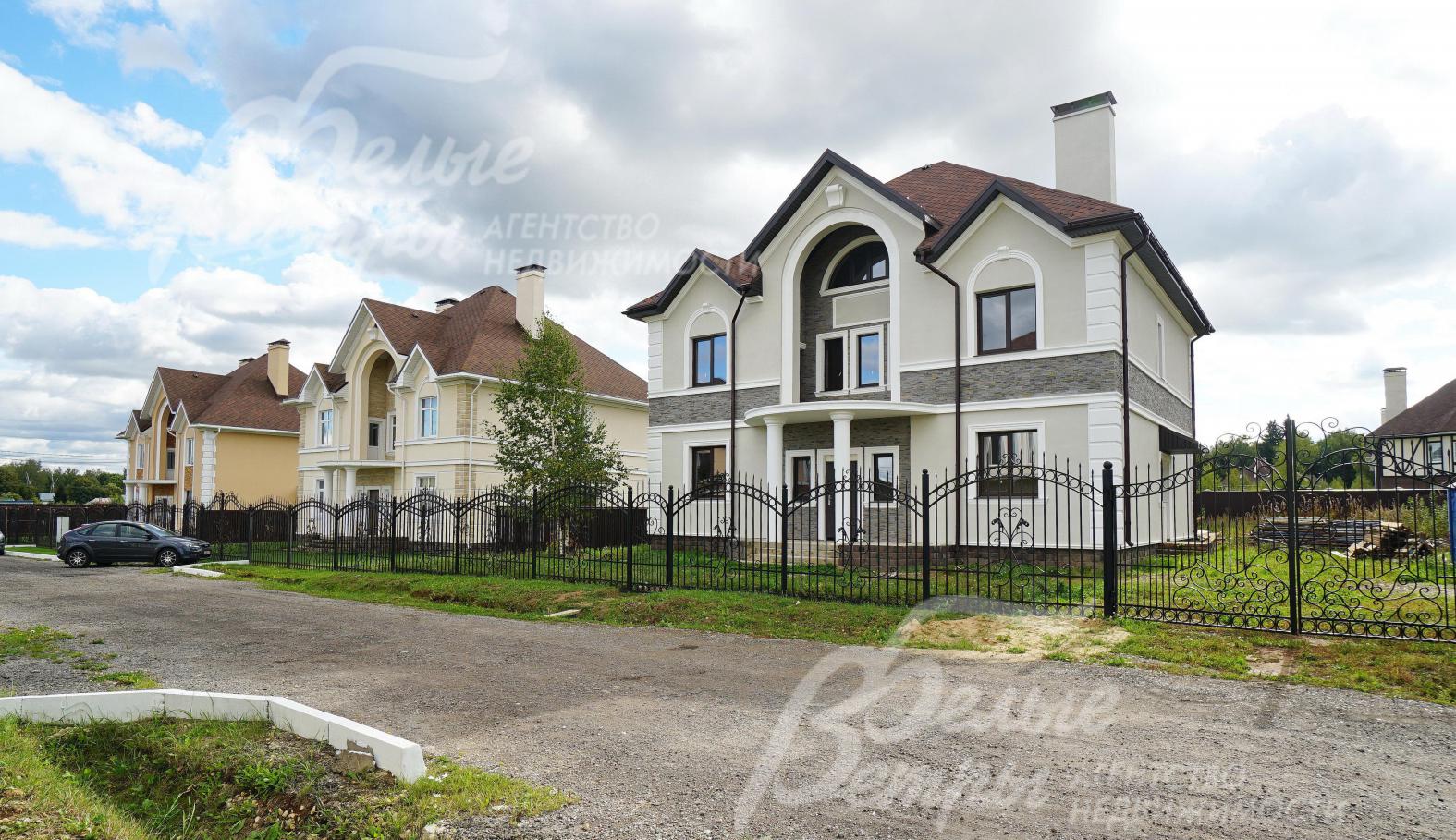 Улица в поселке Усадьба Романцево