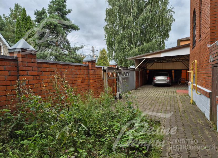 Около дома навес для стоянки двух авто