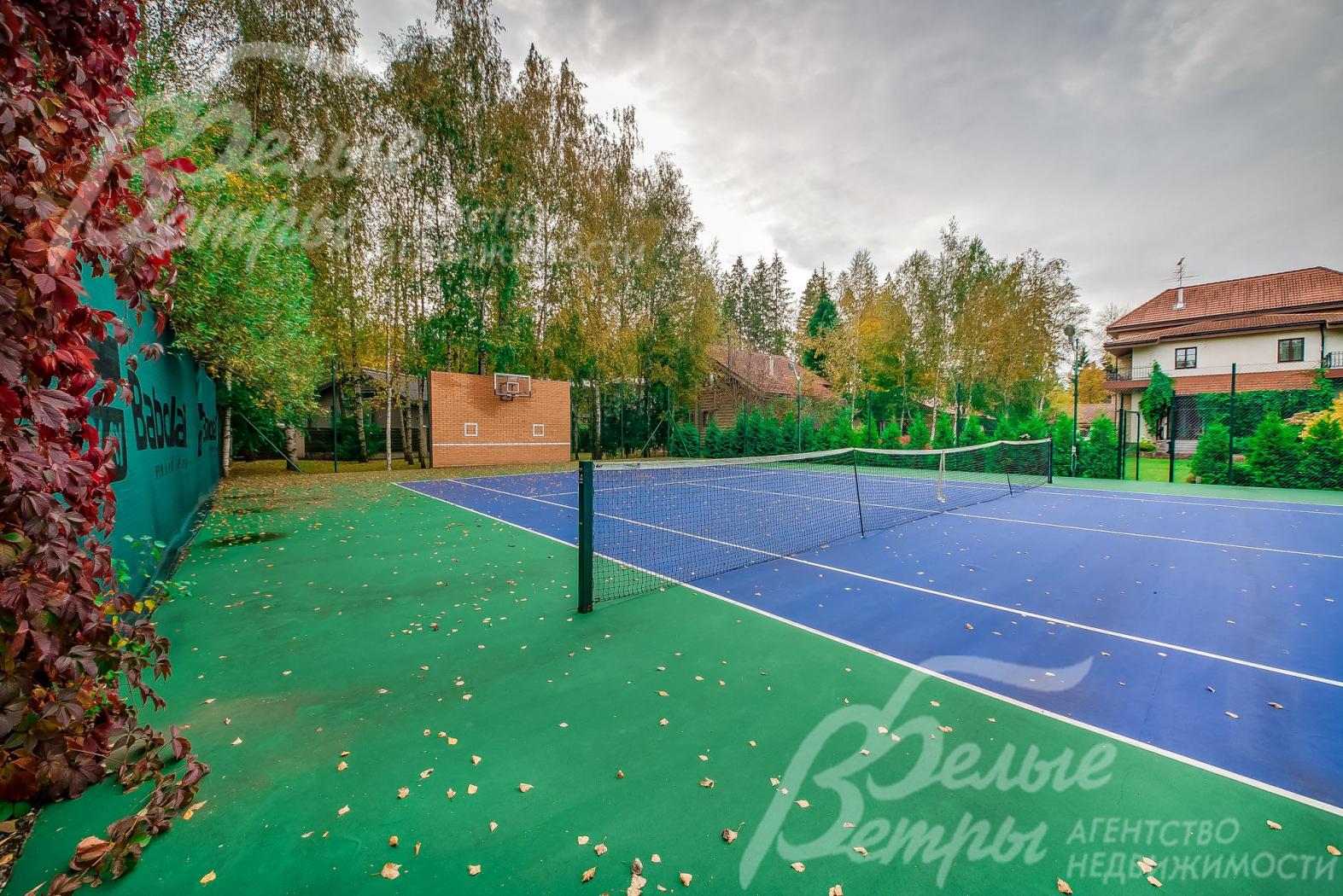 Одну часть участка занимает теннисный корт