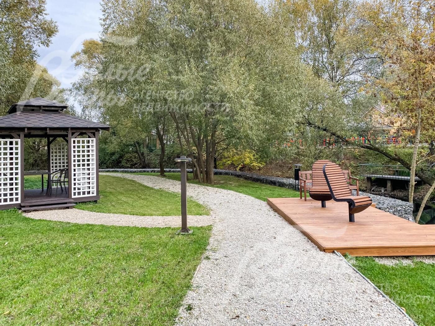 Беседки и места отдыха в поселке Усадьба Бергов