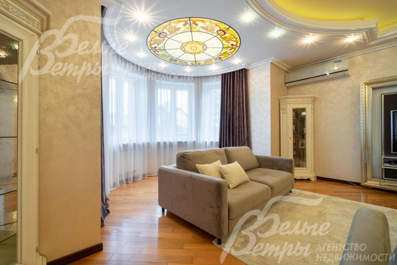 Витраж на потолке в зоне эркера в гостиной