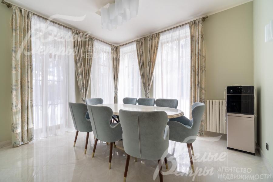 Уютная столовая с панорамным остеклением находится в отдельном помещении, в ней установлен кварцевый стол, рассчитанный на 8 персон