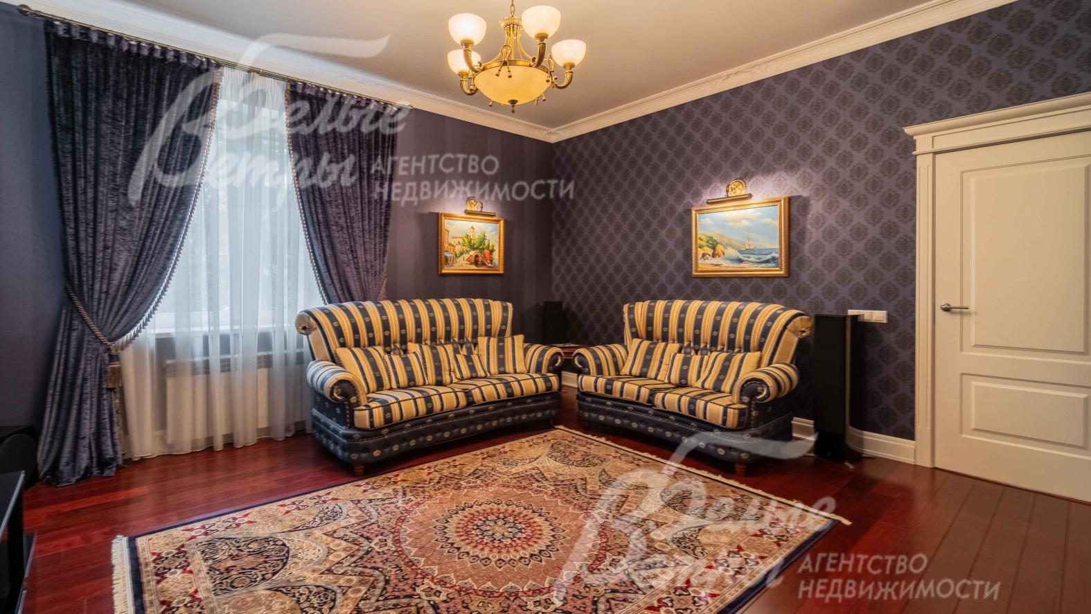 Гостиная 25 кв.м. На полу паркет Мербау (красное дерево)