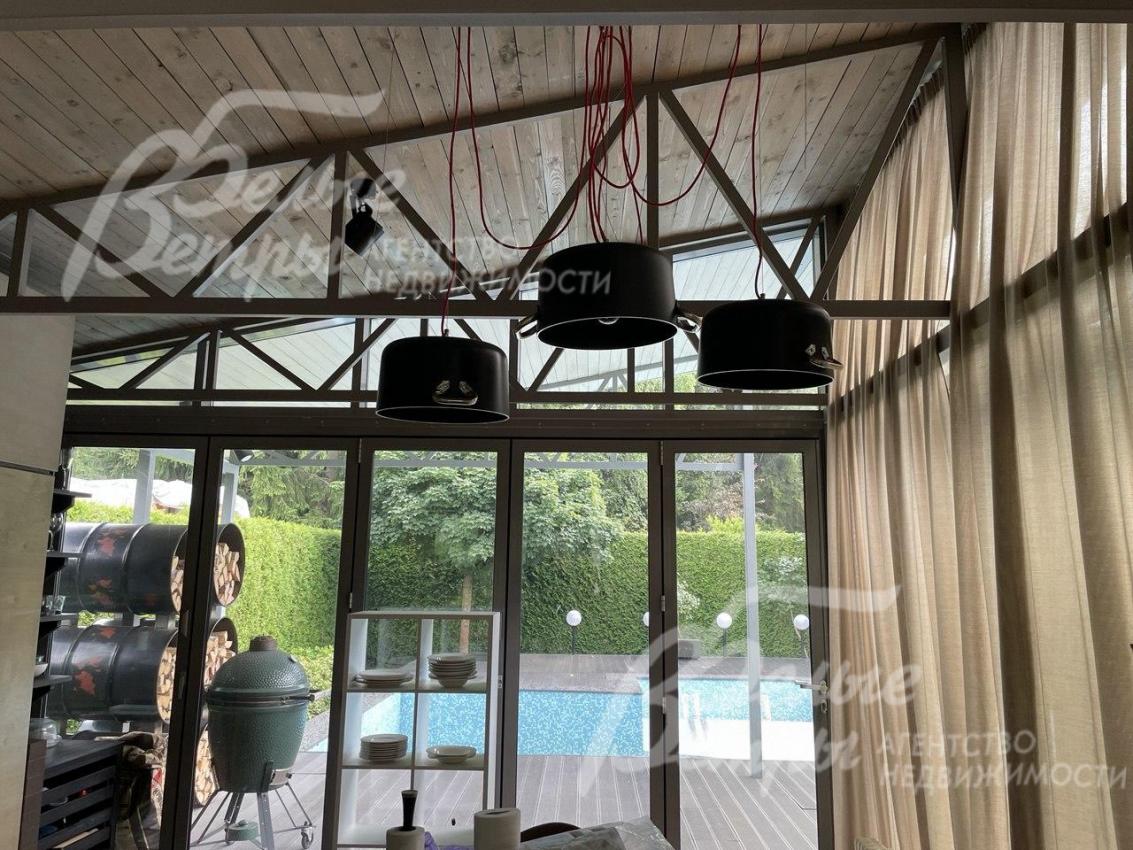 Застекленная беседка рядом с бассейном