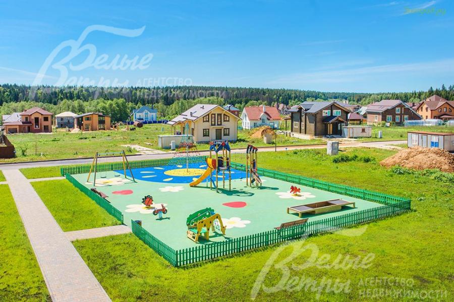 Детская площадка в коттеджном поселке Цветочный