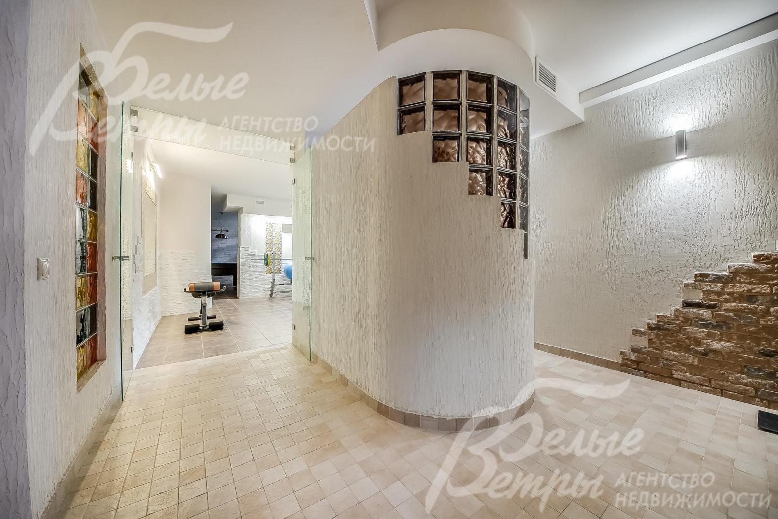 На полу цокольного этажа плитка