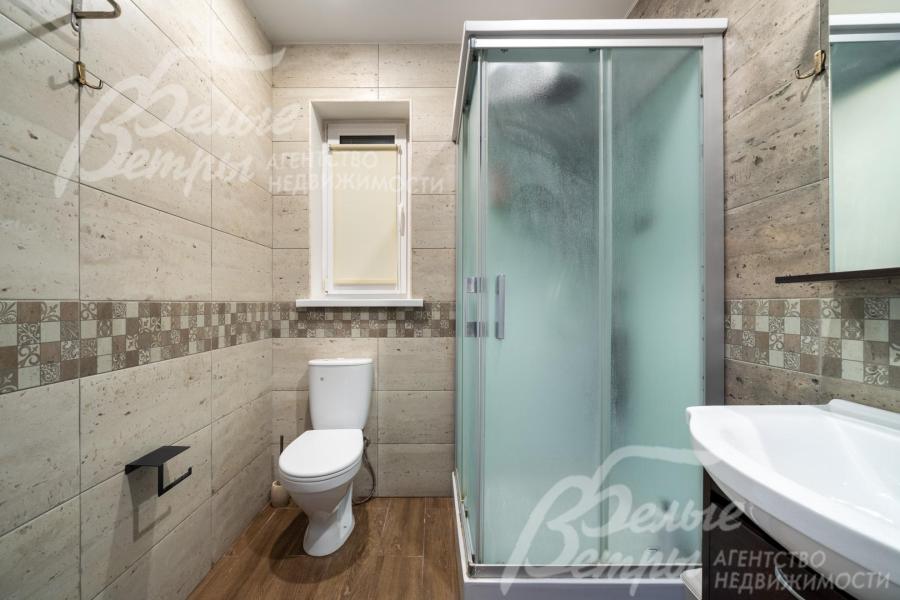 Санузел на первом этаже с душевой: во всех санузлах установлена качественная сантехника