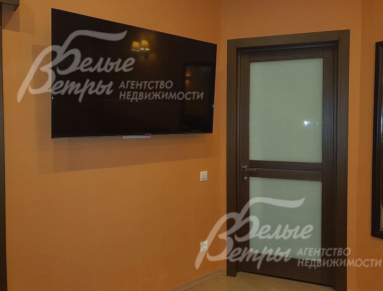 В главной спальне телевизор с диагональю 55 дюймов