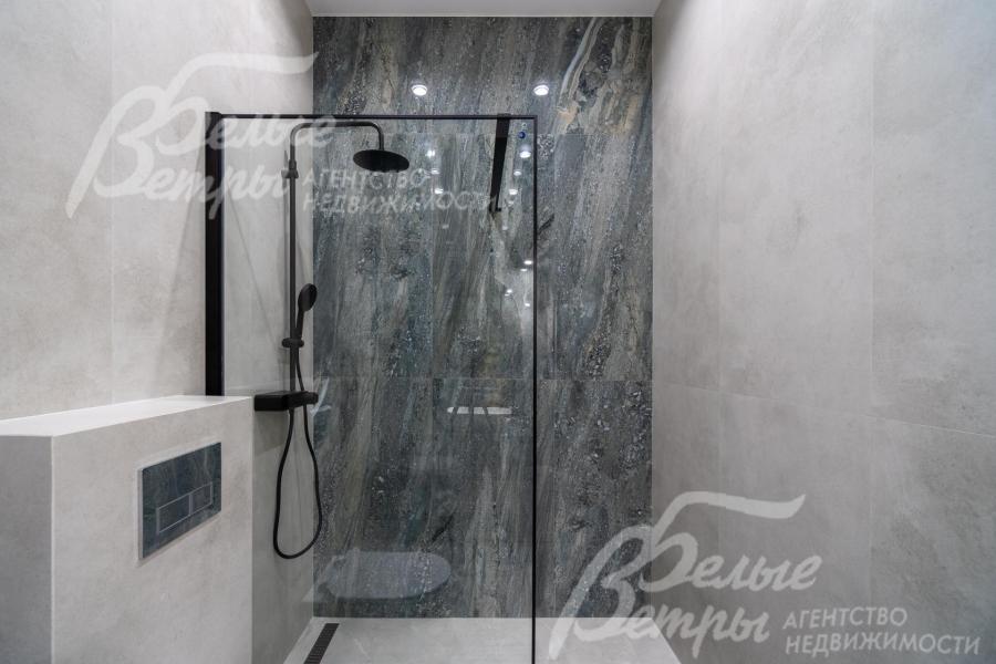 Во всех санузлах установлена дорогостоящая сантехника, душевые или ванная