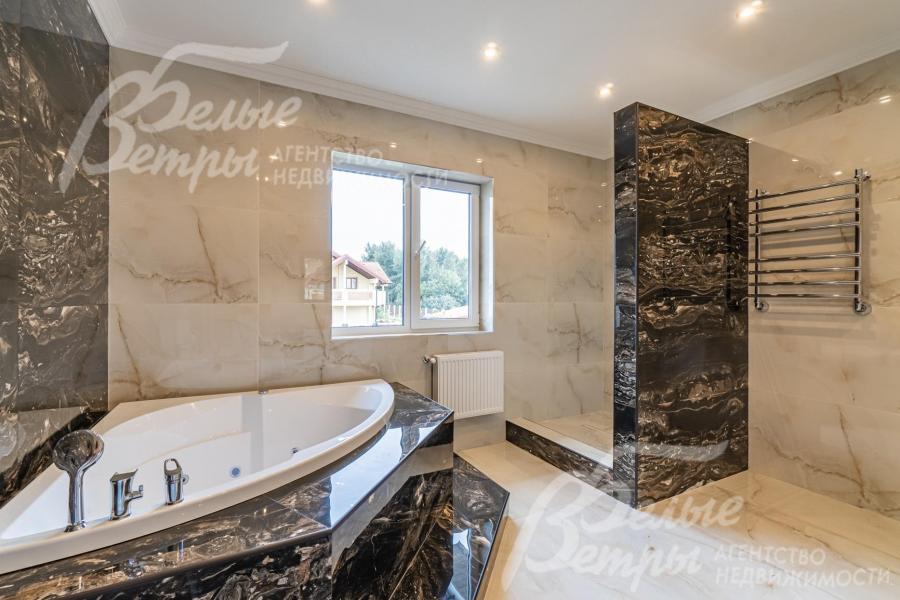 Санузел с ванной и душевой в главной спальне