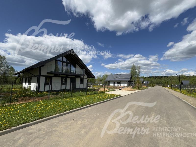 все дома построены в едином стиле в поселке Плесково
