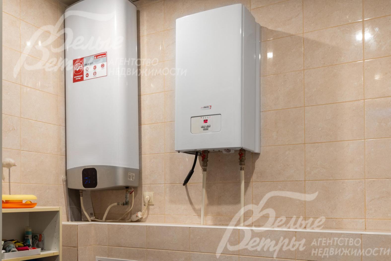 В котельной - одноконтурный электрическиё котёл нового поколения Protherm Скат RAY 9 KE/14 мощностью 9 кВт и водонагреватель Electrolux EWH 100 Roya