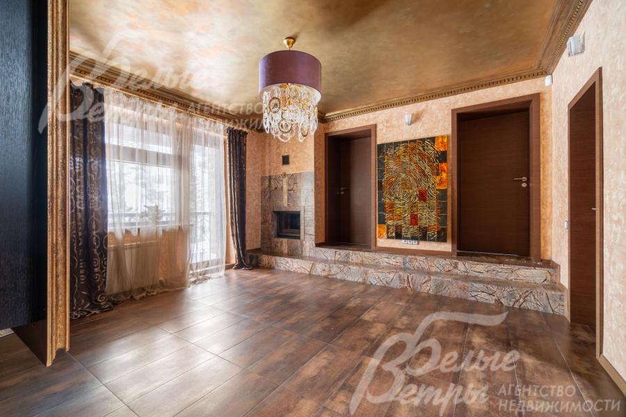 В просторном холле на первом этаже можно обустроить уютную зону отдыха