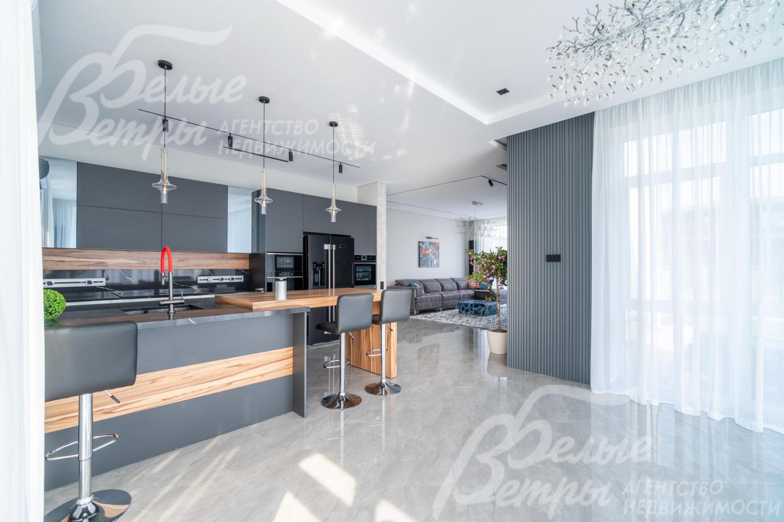 Кухня-столовая - с панорамным остеклением и выходом на летнюю террасу