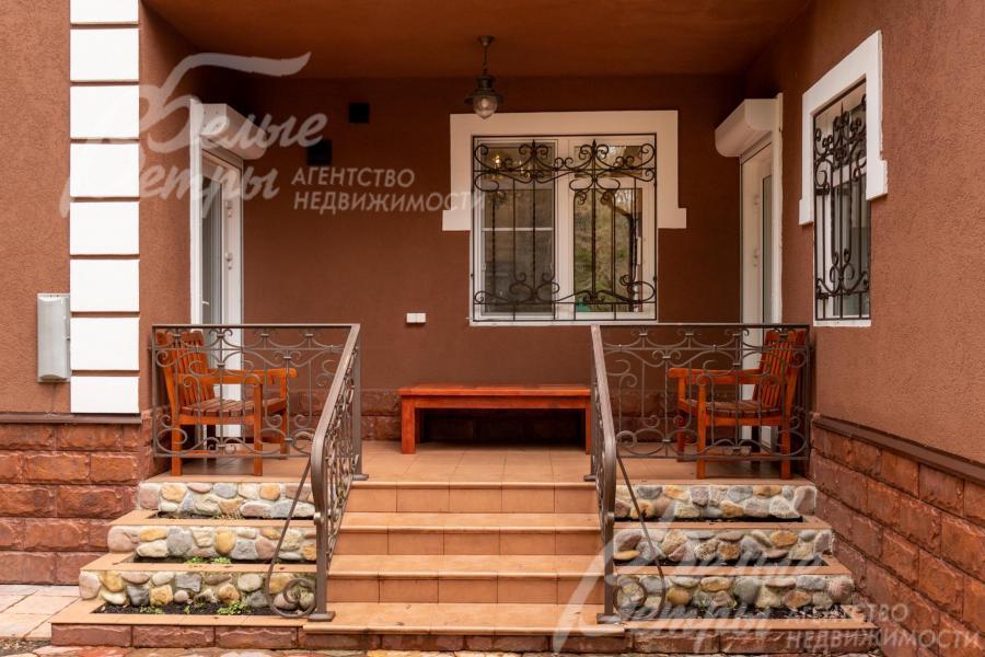 Вход в дом со двора.