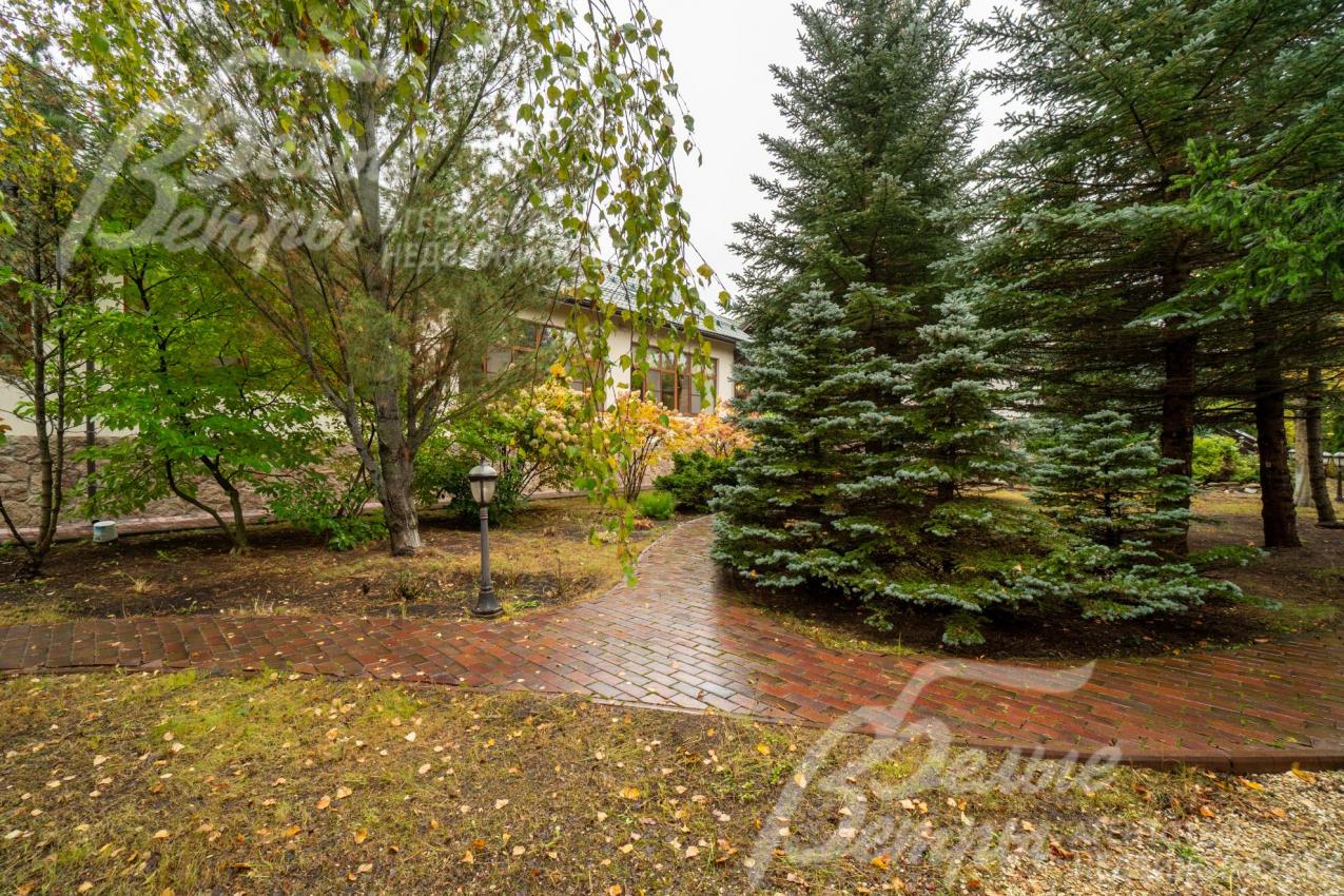 Дорожки уложены клинкерной брусчаткой и освещены (фонари включаются по датчику освещенности)