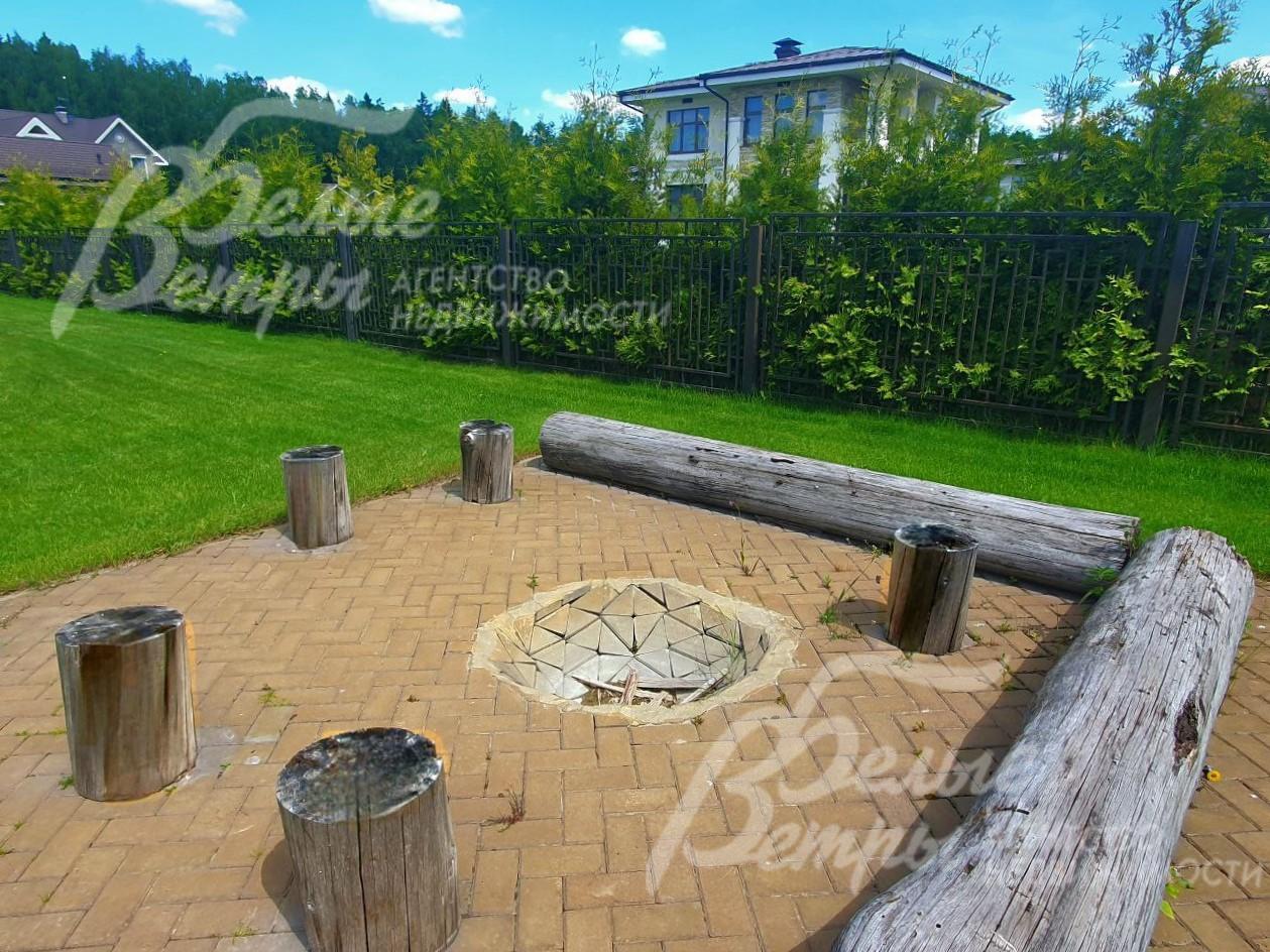 Зона отдыха с оборудованным местом для разведения костра. 