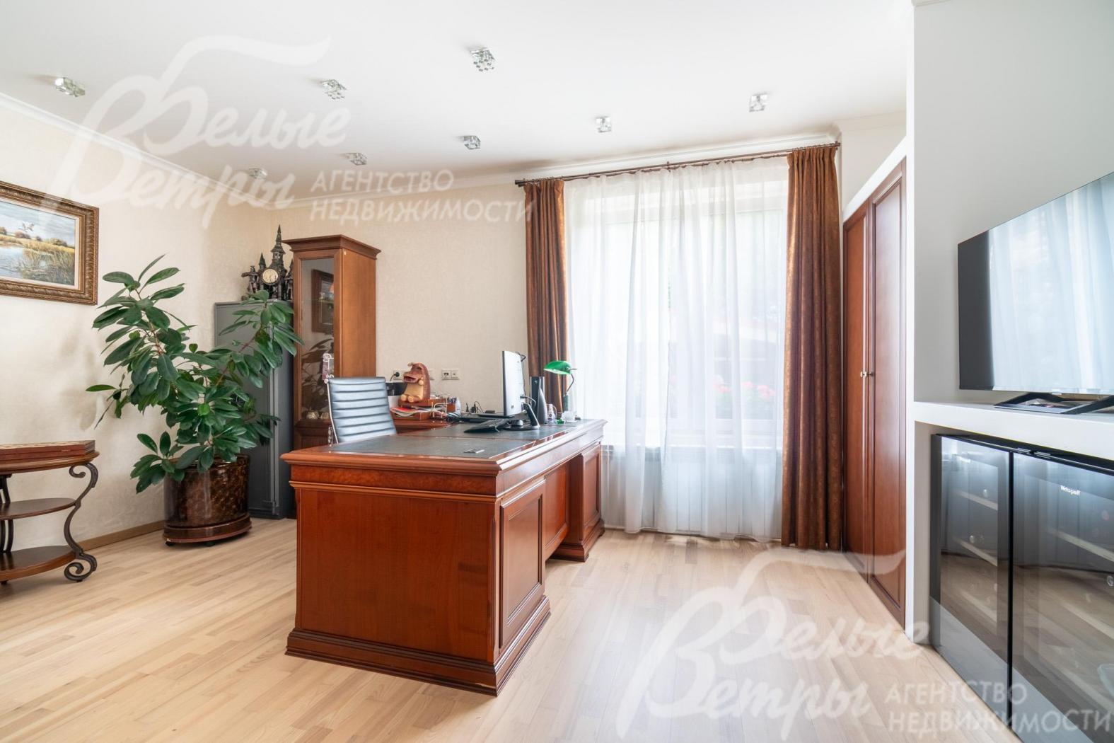 В кабинете классическая мебель и 2 винных холодильника