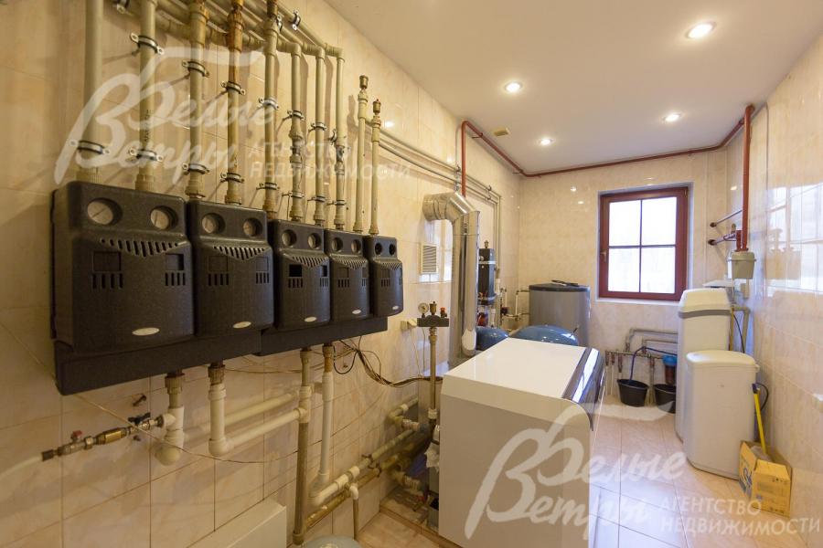 В котельной мощный котел, большой бойлер, система очистки воды