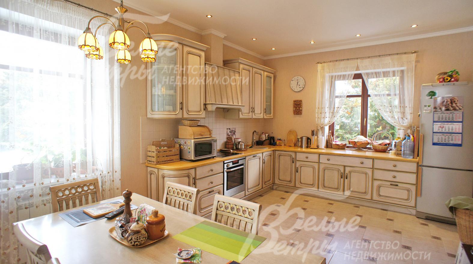 Кухонный гарнитур с эффектом искусственного старения (патина) Техника AEG и Bosch