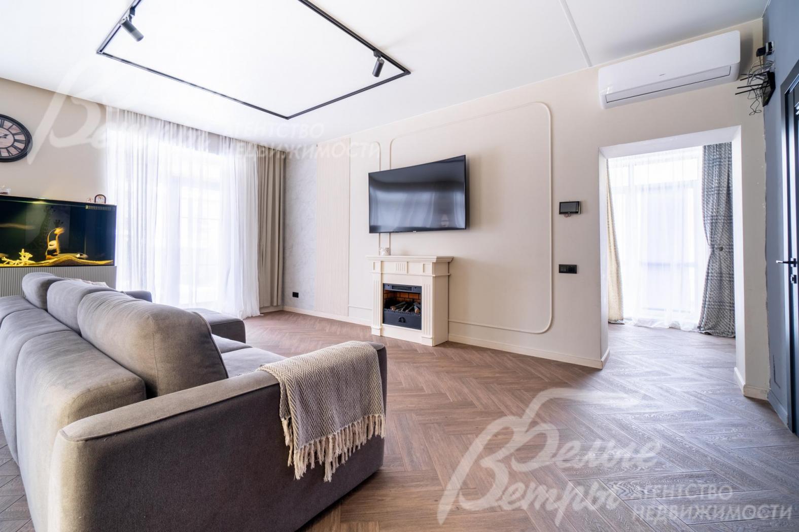 В гостиной находится электрический камин