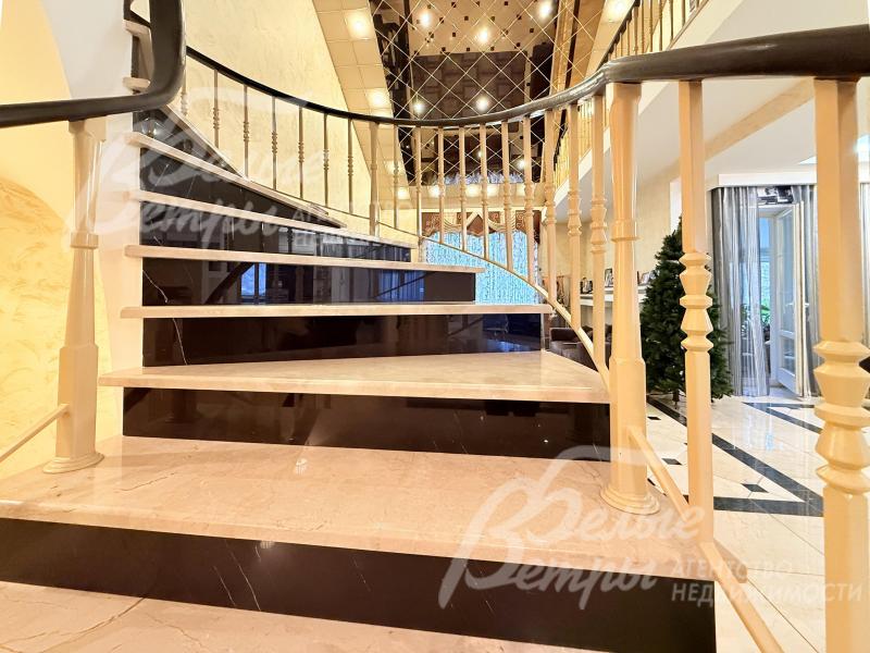 На второй и цокольный этажи ведёт железобетонная лестница с отделкой ступеней бежевым мрамором и ограждением из кованого металла с деревянным поручнем