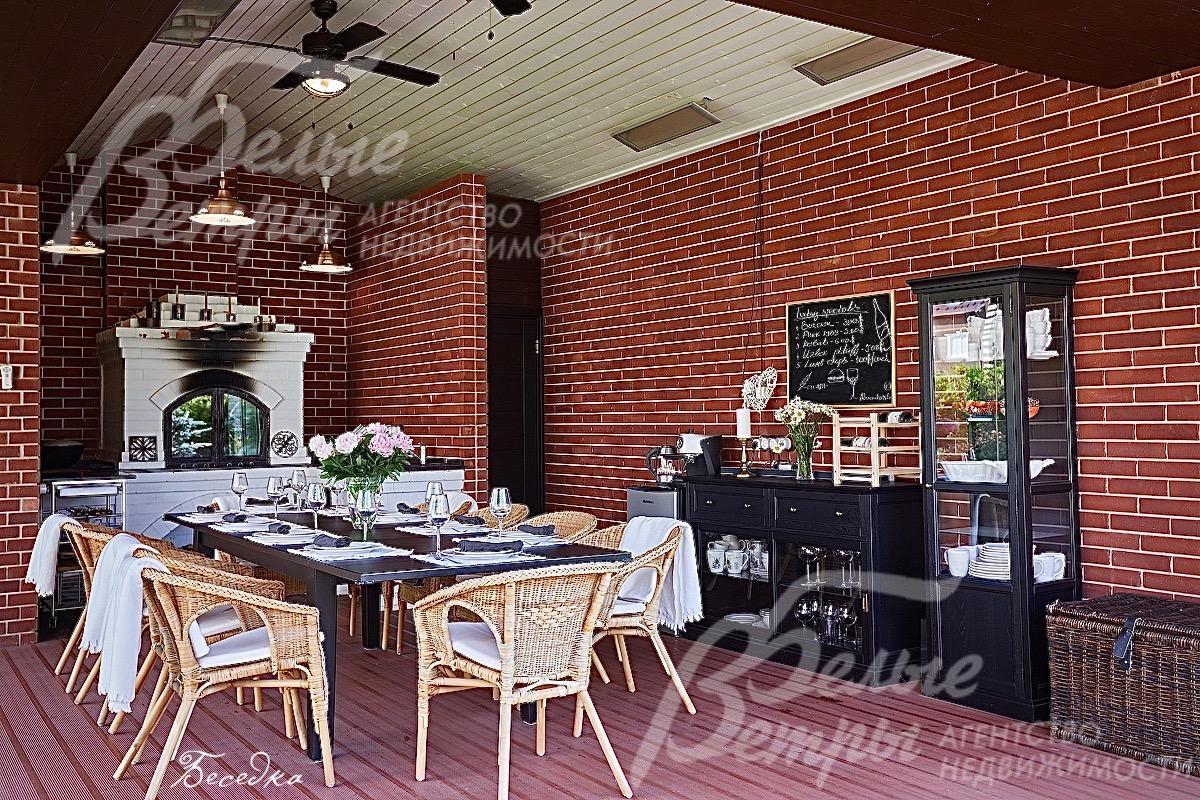 Беседка с раздвижным панорамным остеклением, оборудованная вентиляторами, печью с мангалом и казаном, кухней и санузлом