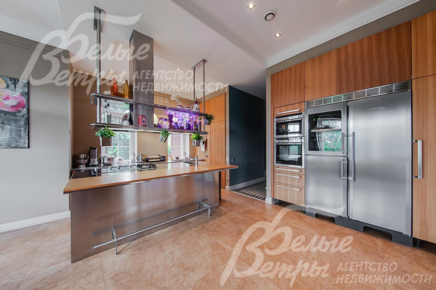 Современный кухонный гарнитур со встроенной техникой