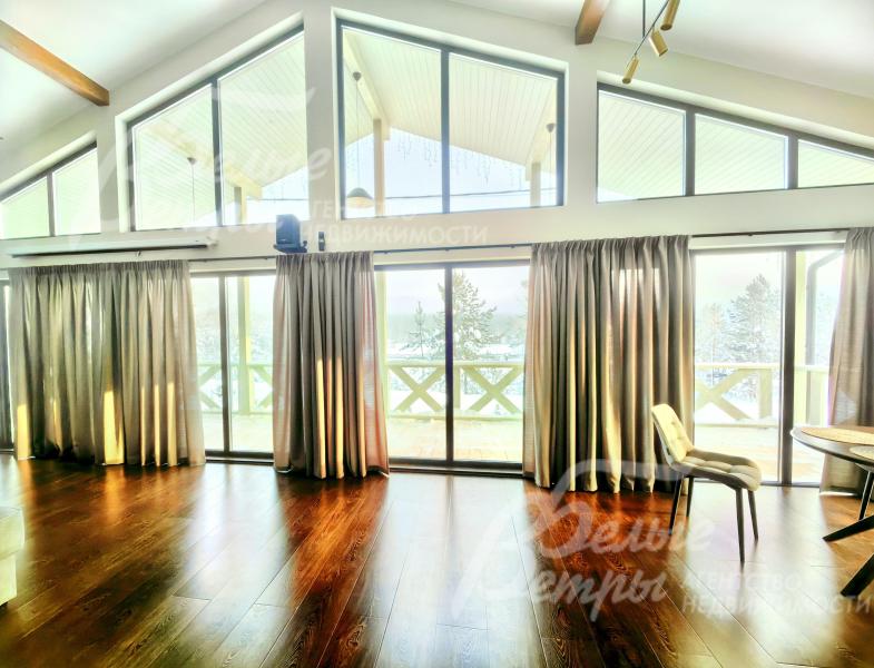 Высокие потолки и окна в пол в гостиной