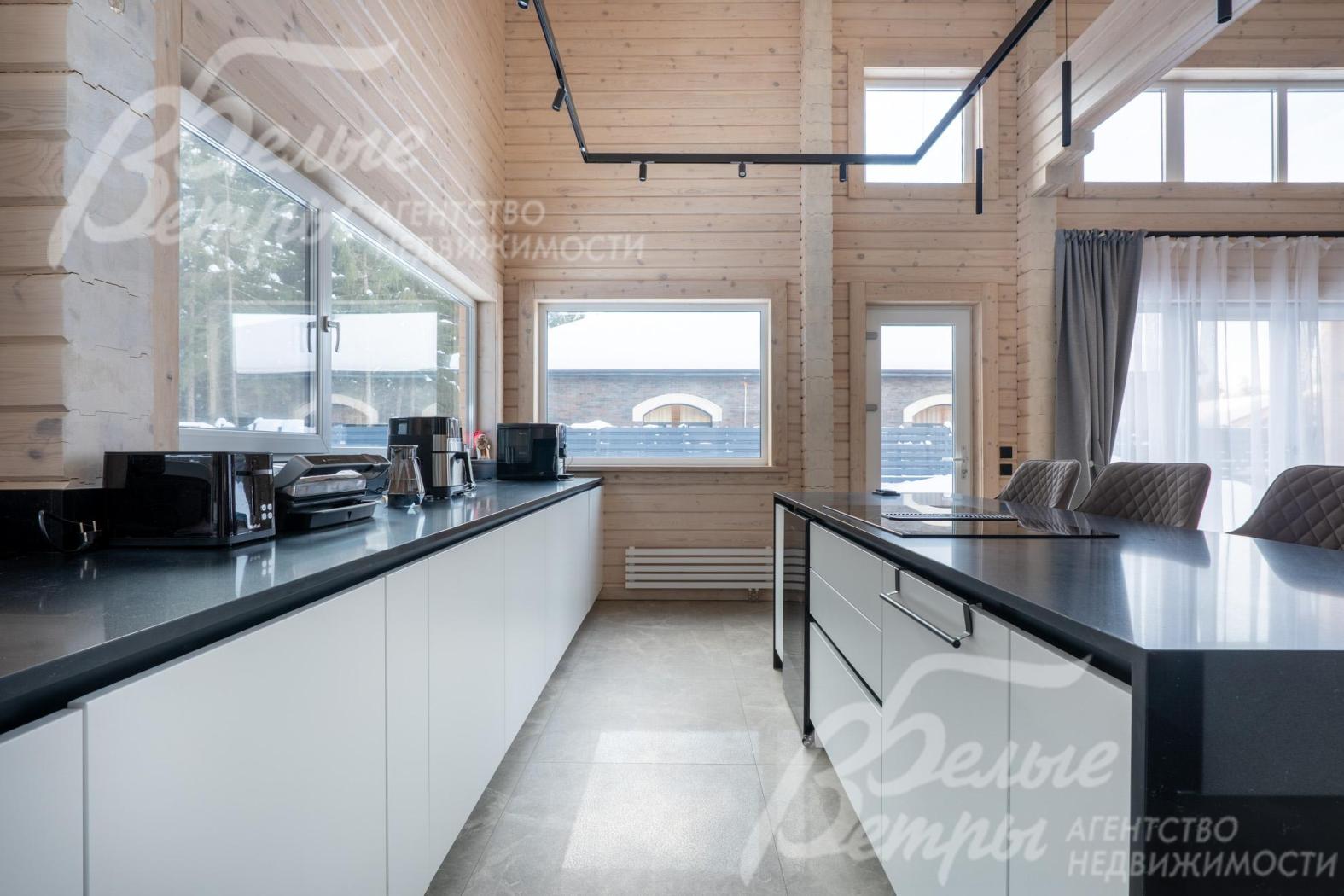 Кухня оснащена всей необходимой встроенной техникой Weissgauff, в том числе посудомоечной машиной и двухдверным холодильником