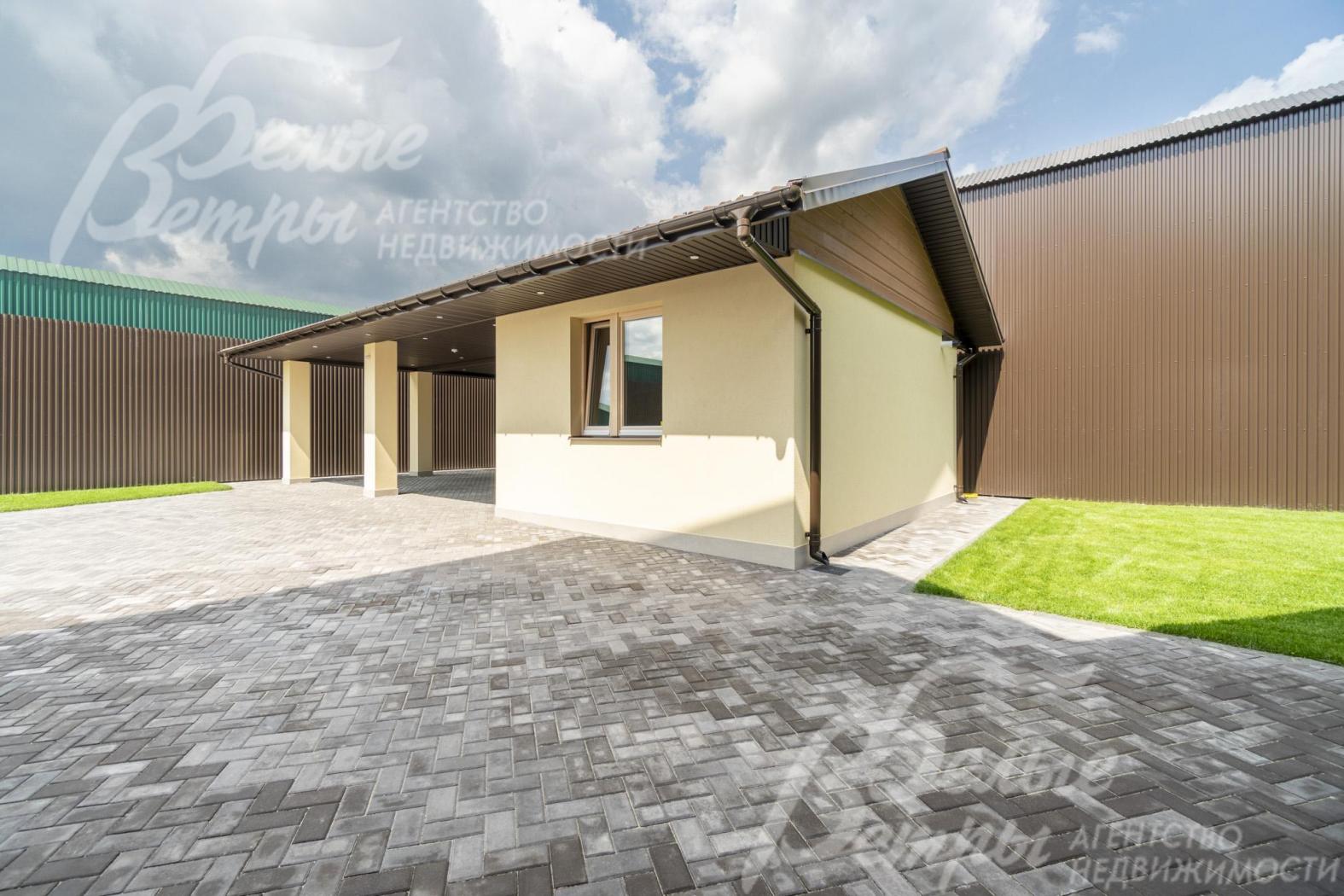 Вспомогательный домик со студией для персонала и котельной, к нему примыкает крытая парковка