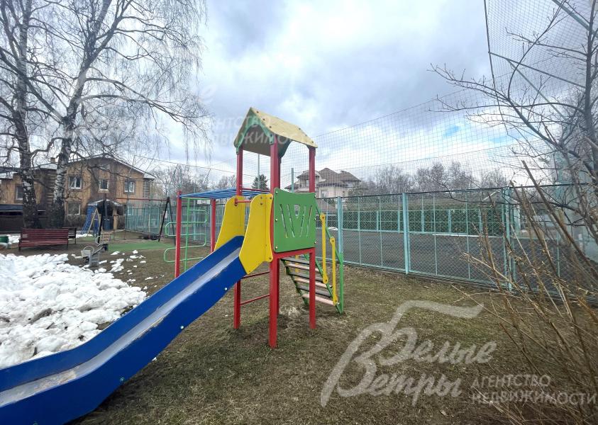 Детская и спортивная площадки в поселке