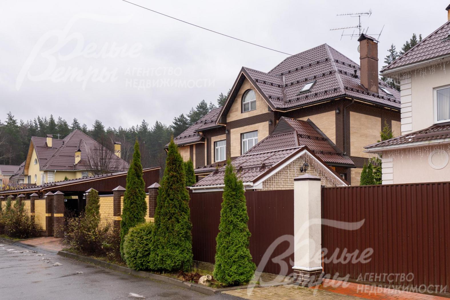 По другим сторонам ограждение выполнено на монолитном фундаменте с установкой профнастила высотой 2,5 метра