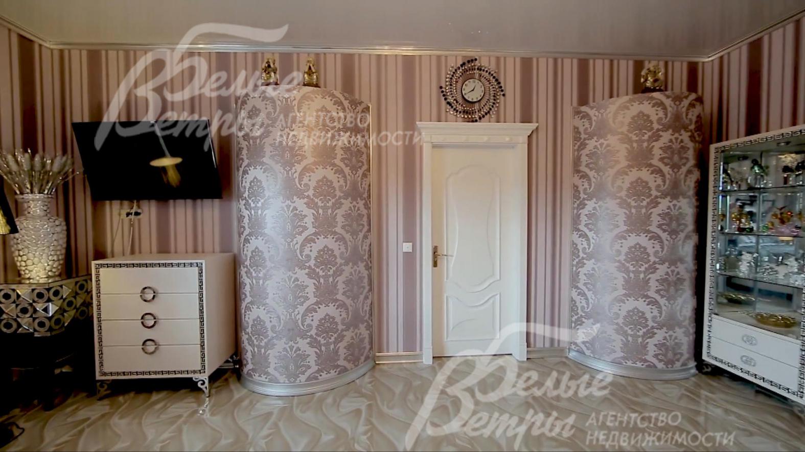 Оригинальные колонны-ниши в главной спальне и холле на 2-ом этаже