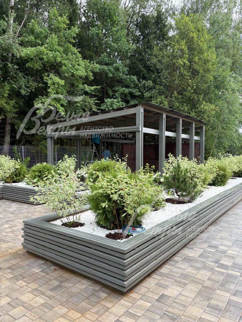 Пространство между кустарниками на клумбах оформлено белой декоративной мульчей